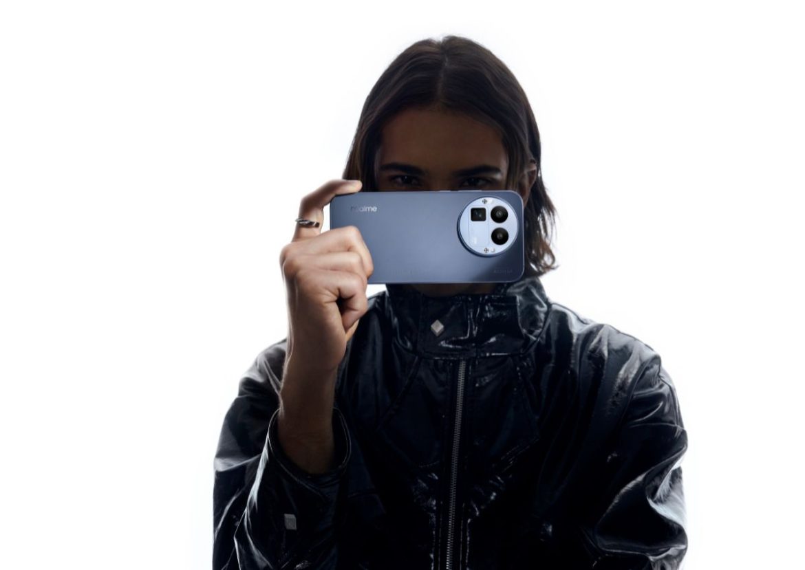 Un homme prend une photo, cachant partiellement son visage derrière le realme GT 8 Pro bleu nuit.