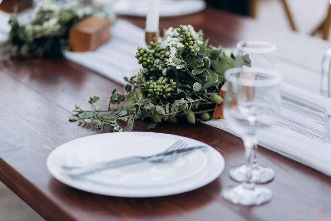 Une table en bois décorée avec des éléments naturels, parfaite pour un mariage écoresponsable élégant.